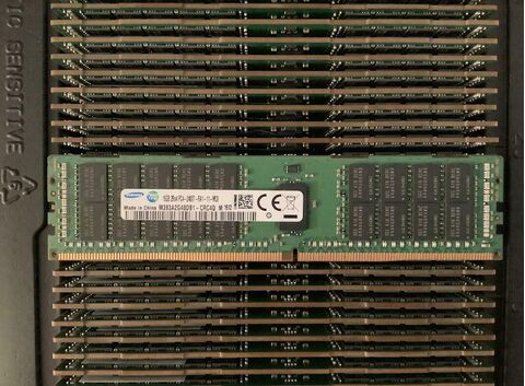 Samsung M393A2G40DB1-CRC4Q 16GB DDR4-2400 PC4-19200T-R 2Rx4 CL17 1.2V ECC RDIMM Samsung M393A2G40DB1-CRC4Q 16GB DDR4-2400 PC4-19200T-R 2Rx4 CL17 1.2V ECC RDIMM