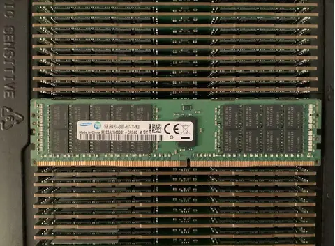 Samsung M393A2G40DB1-CRC4Q 16GB DDR4-2400 PC4-19200T-R 2Rx4 CL17 1.2V ECC RDIMM